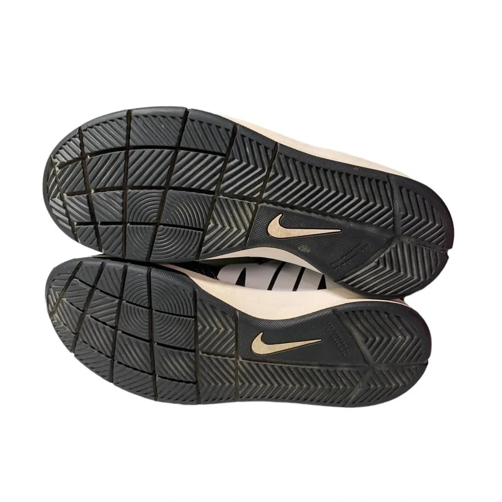 Nike Team Hustle DT Youth sneakers size 7Y black Basketball